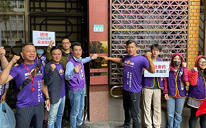 北大學生校慶卸國旗抗議 安定力量按鈴控告