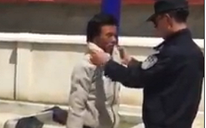 (影)中國人笑看維吾爾人被當猴子耍  他怒斥「這就是中國共產黨」