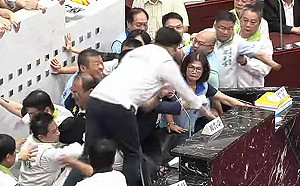 高市議會等不到韓國瑜 藍綠大打出手還濺血