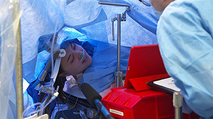 好神！德州女病患清醒中開顱  臉書直播10萬人觀看