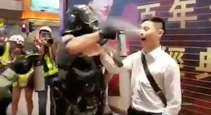 (影) 扯！沒蒙面也遭殃  港警胡椒噴霧直接往臉噴