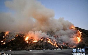 焚風猛烈助燃 南加州連環野火不斷