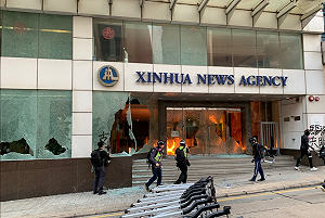 香港示威者襲擊中國官媒  縱火寫「驅逐共匪」
