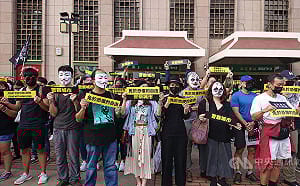 數百民眾北車快閃 蒙臉聲援香港反送中