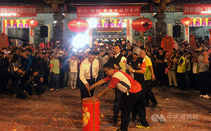 蔡總統雲林恭請媽祖登轎  期許國家有更好發展