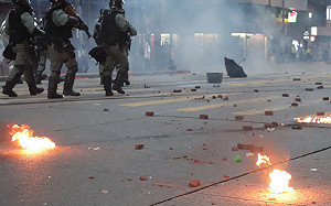 （影）反送中場面火爆 催淚彈汽油彈糞便齊飛