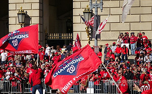 MLB/國民隊首奪冠軍 華府球迷夾道歡迎英雄凱歸