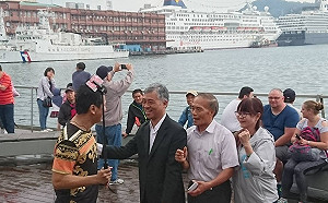 五艘郵輪停靠基隆港效應  老外體驗客家名物直呼：「very interesting！」