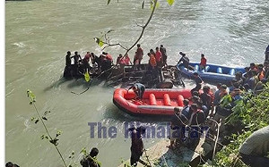 尼泊爾巴士墜100米河谷四腳朝天17死  驚險搶救曝光