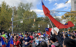 紐約馬拉松台灣加油團助陣  國旗飄揚曼哈頓