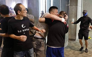 (影) 真的咬耳朵! 反送中議員阻揮刀暴行耳朵遭咬斷