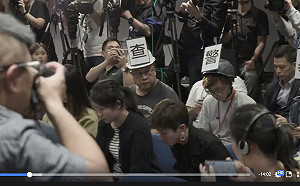 「查警暴止警謊」觸怒港警 6記者戴貼字頭盔抗議