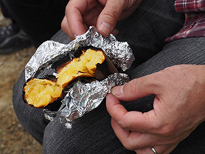 鋁箔紙哪一面包食物才對？「正解」曝光：誤會數十年