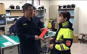 不捨辛勤基層員警遭控卡韓尿尿　平鎮警分局長帶慰問金力挺