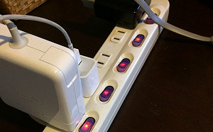 充電時玩手機！「延長線＋金屬床架」害17歲少女慘死