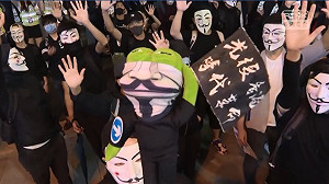 《禁蒙面》滿月  香港V怪客們尖沙咀示威遭警水炮驅離