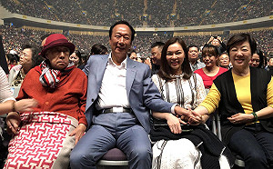 一掃提告壞心情  郭台銘陪同母親欣賞小哥告別演唱會