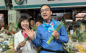 唱歌立槳助選行程太硬！  朱立倫改當客語老師