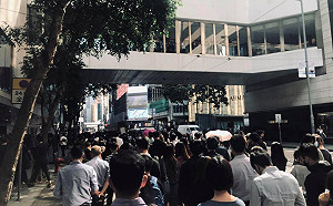 反警暴》悼疑「被墮樓」科大生 港自發示威高喊「還我真相」