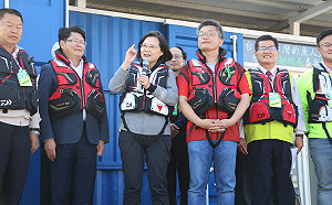 蔡其昌陪小英視察台中港北堤  釣友：史上最重視釣魚人的總統！