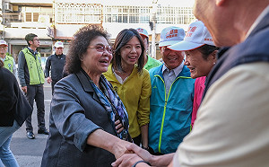 獲花媽力挺  洪慈庸再次呼籲對手辭掉現職才是尊重選民