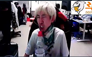 《英雄聯盟》歌神再世？Doinb實況「演唱會」笑翻眾人 