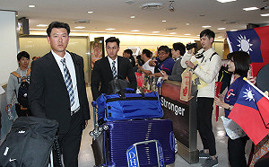 12強中華隊抵日 台日球迷接機