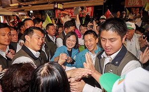 小英輔選民眾太熱情 隨行員要支持者握手改擊掌
