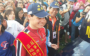 曾戴「順澤宮帽」奪冠 鐵人艾登領跑田中馬拉松