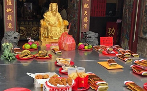 拿炸雞拜月老求脫單　網友歪樓暴動喊：這肌我可以