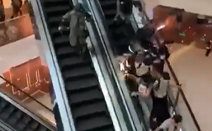 (影) 殘暴至極 港警商場射胡椒噴霧、手扶梯上毆打民眾