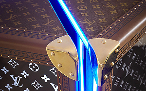 英雄聯盟世界賽》名牌助陣！ LV 打造獎盃皮箱今亮相