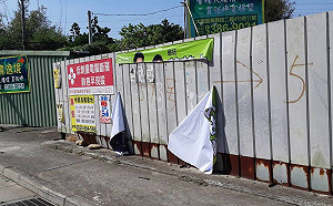 競選廣告遭人持刀劃破  嫌稱不滿廣告破壞環境