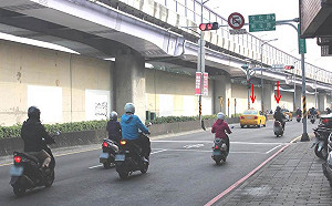 闖紅燈沒被拍就不算？新北交裁處：員警目睹就可罰