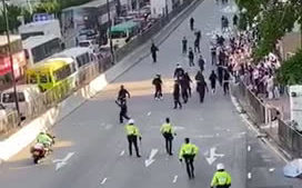 （影）實彈傷人之後飛車衝撞 港警超over影片曝光