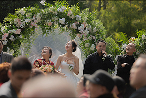 土豪婚禮多猛？「超狂舉動」驚全場　賓客失心瘋：發大財