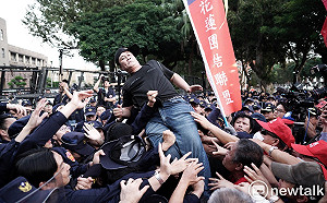 良影一二》抗議太陽花事件判國賠  退警欲闖政院遭擋下