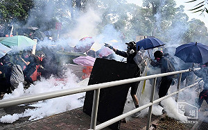 港警強闖中大施放催淚彈 學生搶拿弓箭對抗、多人被逮