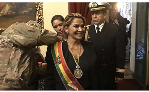 玻利維亞臨時總統趕鴨子上架  下台總統謝墨西哥救命