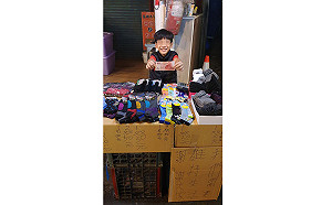 顧重病父  小五男童每日擺攤4小時賣襪養家