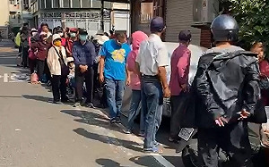 (影) 領便當喔! 贏韓國小商人送出碳烤雞腿便當350份