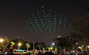 無人機群飛競賽台中登場 圖案點亮夜空觀眾讚嘆