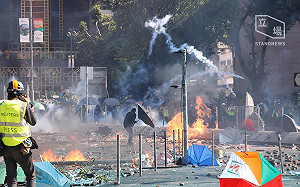 15歲反送中少年街上丟汽油彈 法官讚 : 愛港的好孩子