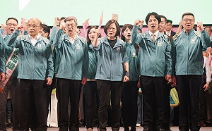 蘇貞昌喊「有政府會做事」 拿出撞球桿講政績