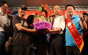 韓國瑜回故鄉中和與邱烽堯設聯合競總 估逾3萬人到場