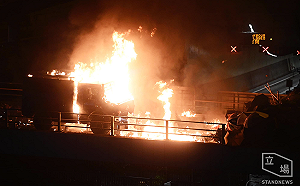 香港衝突再起! 理大示威者投汽油彈 警方裝甲車著火