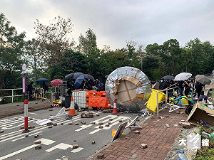 他們想報平安的其實是父母  可惜父母當他們是暴徒