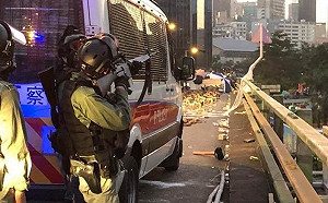 港警高舉AR-15指向理工大學  警告示威者：若繼續攻擊警方不排除實彈還擊