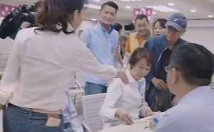 (影)立委登記后見后！黃昭順拒與郭新政握手 嗆「我跟乾淨的人握」