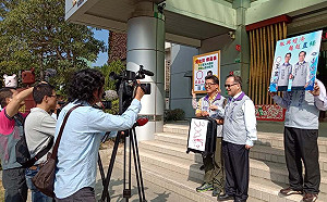 嘉義市立委登記首日 300萬元皮箱成選戰話題